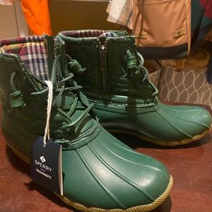 Sperry rain-boots in forest green. Plaid interior with zip closures.